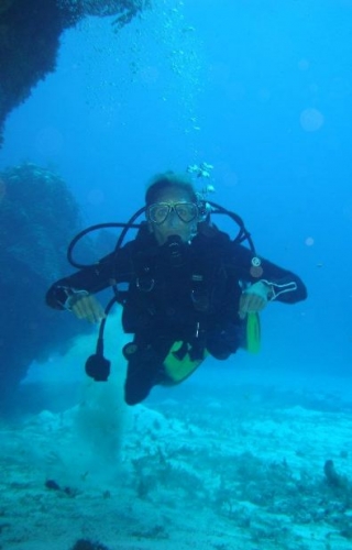  Diver at the bottom of the sea 